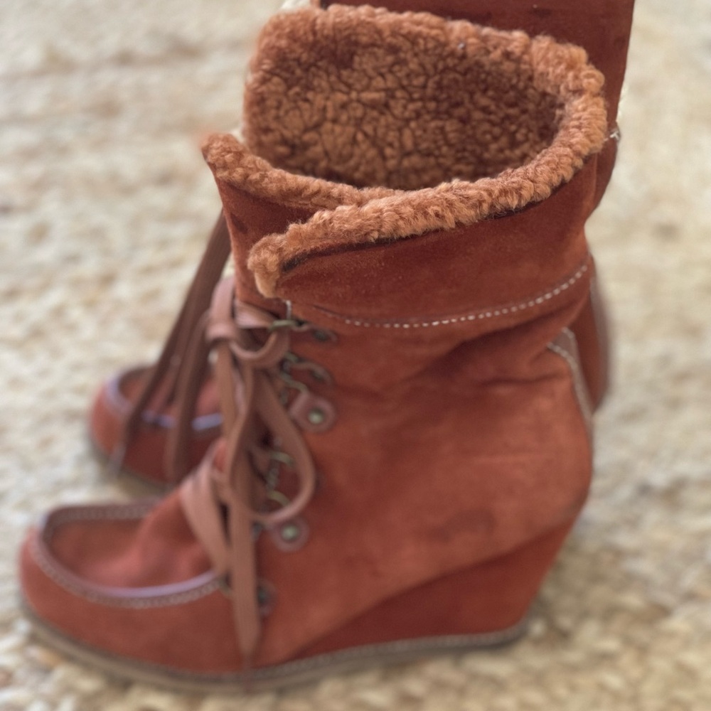 Amazing Vintage Charles David Rust Brown Lace Up Heeled Wedge Boots